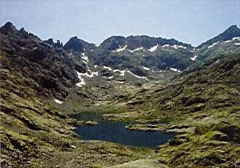 Vista general de la laguna y el circo de Gredos